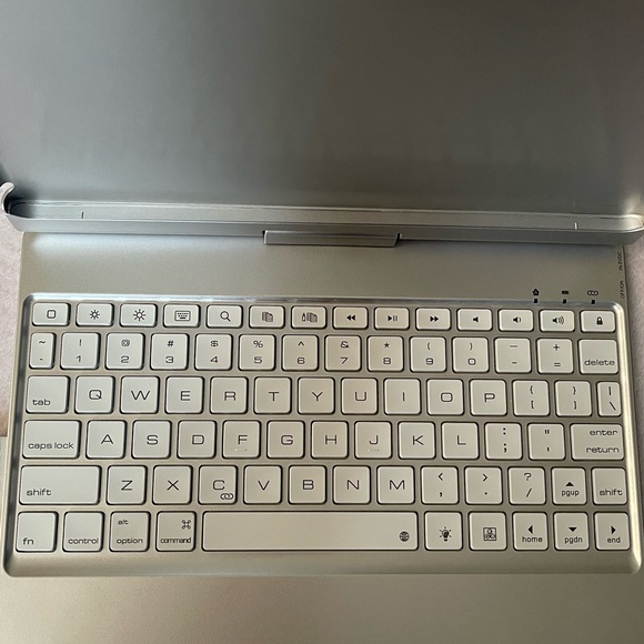 NEW Silver Tablet/iPad Case With Wireless Bluetooth Keyboard - Picture 2 of 8